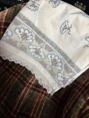 Gorgeous Royal Vintage Louis Nichole Lace Trim Twin Flat and Fitted Sheet Set